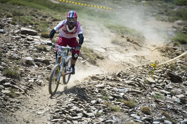 GRANADA, SPAIN - JUNE 30: Unknown racer on the competition of the mountain downhill bike "Bull bikes Cup DH 2013, Sierra Nevada " on June 30, 2013 in Granada, Spain — Stock Photo, Image