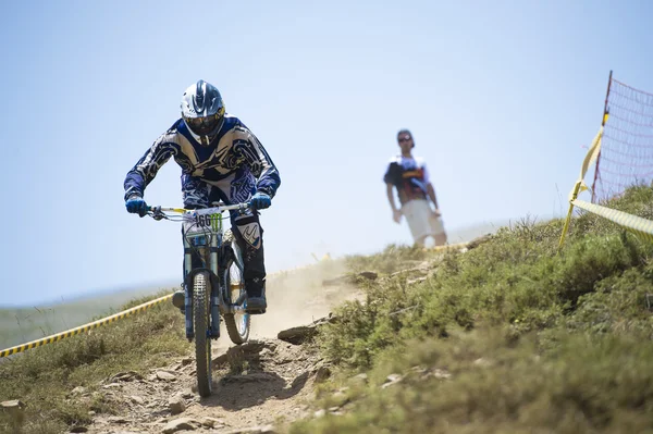 Granada, spanien - 30. juni: unbekannter rennfahrer beim bergabfahrtsrennen "bull bikes cup dh 2013, sierra nevada" am 30. juni 2013 in granada, spanien — Stockfoto