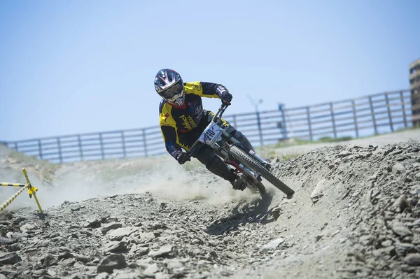 GRANADA, ESPANHA - JUNHO 30: Piloto desconhecido na competição da bicicleta de montanha "Bull bikes Cup DH 2013, Sierra Nevada" em 30 de junho de 2013 em Granada, Espanha — Fotografia de Stock