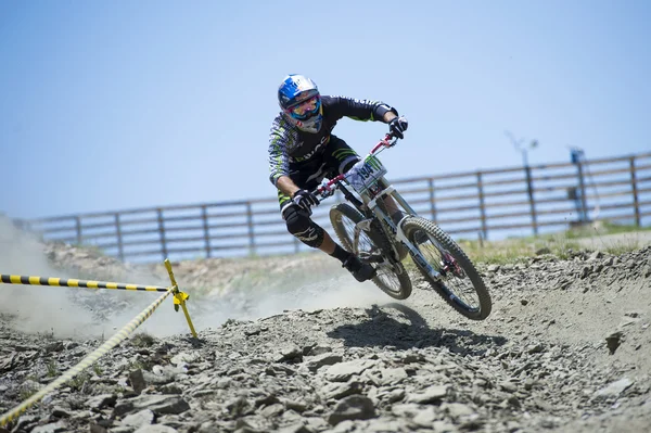 Granada, spanien - 30. juni: unbekannter rennfahrer beim bergabfahrtsrennen "bull bikes cup dh 2013, sierra nevada" am 30. juni 2013 in granada, spanien — Stockfoto