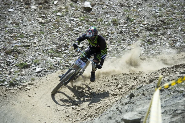 对竞争的山地速降自行车"公牛自行车杯 Dh 2013 年，内华达"在 2013 年 6 月 30 日在西班牙格拉纳达，西班牙格拉纳达-6 月 30 日: 未知的赛车 — 图库照片
