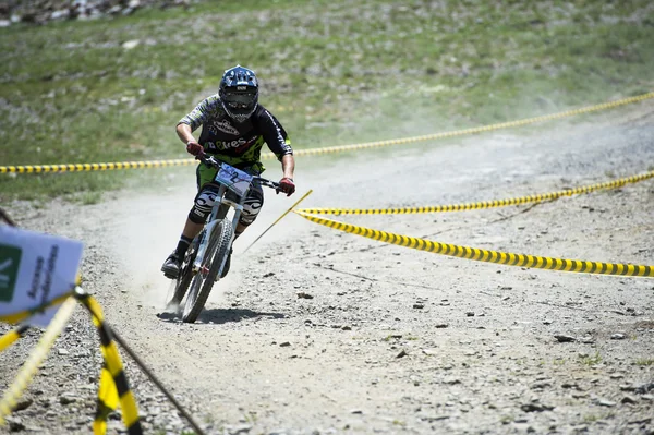 GRANADA, SPAIN - JUNE 30: Unknown racer on the competition of the mountain downhill bike "Bull bikes Cup DH 2013, Sierra Nevada " on June 30, 2013 in Granada, Spain — Stock Photo, Image