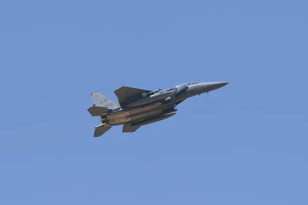 Albacete, spanien - 11. April: militärischer Kampfjet während einer Demonstration auf dem albacete air base, los llanos (tlp) am 11. April 2012 in albacete, spanien — Stockfoto