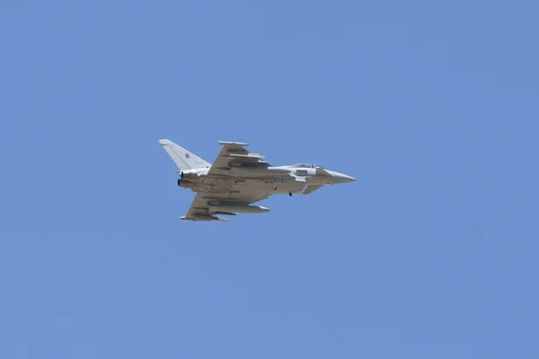 Albacete, spanien - 11. April: militärischer Kampfjet während einer Demonstration auf dem albacete air base, los llanos (tlp) am 11. April 2012 in albacete, spanien — Stockfoto