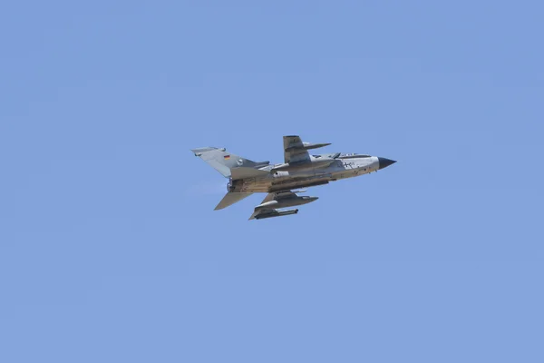 ALBACETE, ESPANJA - huhtikuu 11: Military fighter jet in Albacete air base, Los Llanos (TLP) mielenosoituksen aikana 11. huhtikuuta 2012 Albacete, Espanja — kuvapankkivalokuva