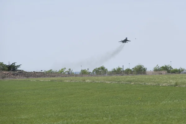 ALBACETE,SPAIN - APRIL 11: Military fighter jet during demonstration in Albacete air base, Los Llanos (TLP) on April 11, 2012 in Albacete,Spain — Stock Photo, Image