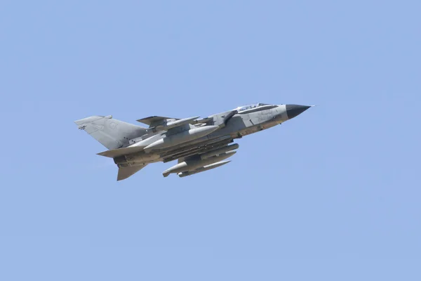 阿尔瓦塞特、 西班牙-4 月 11 日： 军事战斗机在阿尔巴塞特空军基地，洛斯亚诺斯 （tlp） 在 2012 年 4 月 11 日在阿尔巴塞特西班牙示威期间 — 图库照片