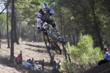 Granada, İspanya - 25 Ekim: bilinmeyen yarışçı rekabet yokuş aşağı dağ bisikleti 