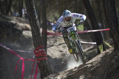 Granada, İspanya - 25 Ekim: bilinmeyen yarışçı rekabet yokuş aşağı dağ bisikleti 