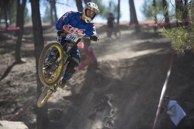 Granada, İspanya - 25 Ekim: bilinmeyen yarışçı rekabet yokuş aşağı dağ bisikleti 