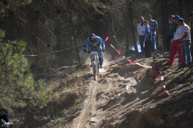 Granada, İspanya - 25 Ekim: bilinmeyen yarışçı rekabet yokuş aşağı dağ bisikleti 