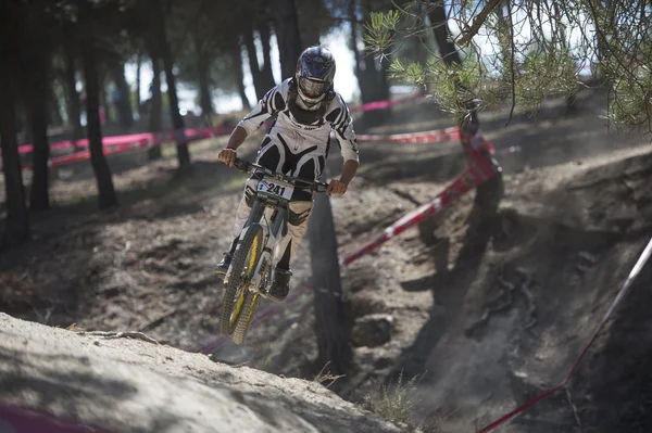 GRANADA, ESPAÑA - 25 DE OCTUBRE: Corredor desconocido en la competición de la mountain downhill bike "Cumbres Verdes, La Zubia" el 25 de octubre de 2012 en Granada, España — Foto de Stock