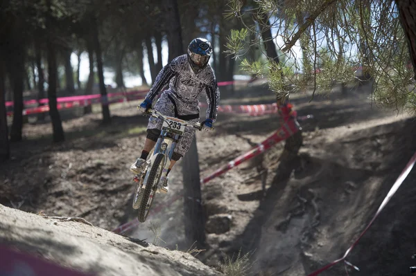 GRANADA, ESPAÑA - 25 DE OCTUBRE: Corredor desconocido en la competición de la mountain downhill bike "Cumbres Verdes, La Zubia" el 25 de octubre de 2012 en Granada, España — Foto de Stock