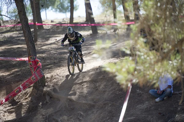 GRANADA, ESPAÑA - 25 DE OCTUBRE: Corredor desconocido en la competición de la mountain downhill bike "Cumbres Verdes, La Zubia" el 25 de octubre de 2012 en Granada, España — Foto de Stock