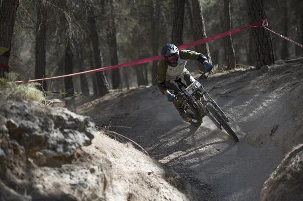 Granada, Spanien - 25 oktober: okänd racer på konkurrensen av berget downhill cykel "cumbres verdes, la zubia" den 25 oktober, 2012 i granada, Spanien — Stockfoto