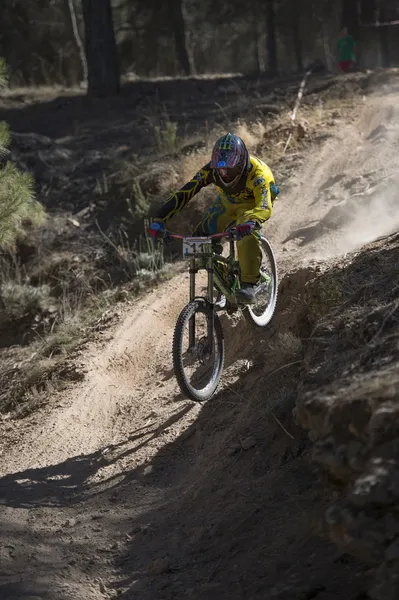 GRANADA, SPAIN - OCTOBER 25: Unknown racer on the competition of the mountain downhill bike "Cumbres Verdes, La Zubia" on October 25, 2012 in Granada, Spain — Stock Photo, Image