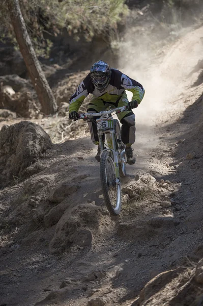 GRANADA, SPAGNA - 25 OTTOBRE: Sconosciuto corridore sulla gara della mountain bike "Cumbres Verdes, La Zubia" il 25 ottobre 2012 a Granada, Spagna — Foto Stock