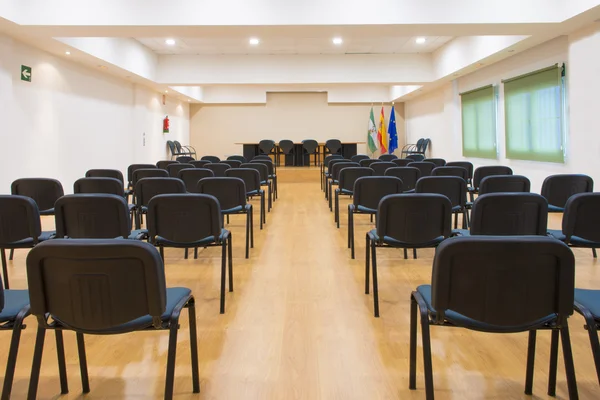 Table et chaises dans la salle de réunion — Photo