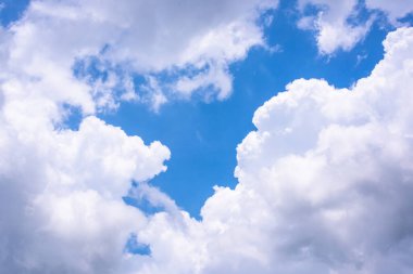 Mavi Gökteki Beyaz Bulutların Arkaplanı