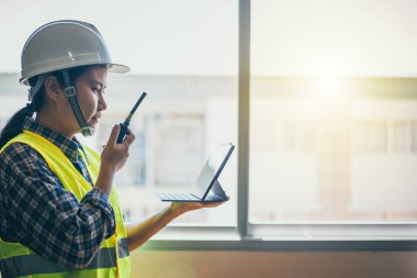 İnşaat mühendisliği işi yönetiyor. Mühendislik kavramı