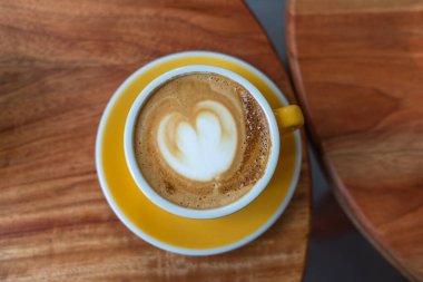 Sütlü kahveyle sütlü kahve.