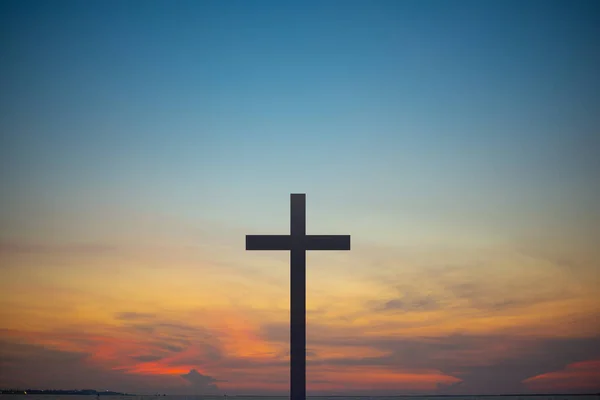 Das Kreuz Vor Dem Hintergrund Des Sonnenuntergangs — Stockfoto