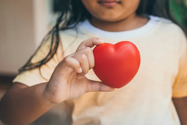 Дитина Тримає Червоне Серце Руках — стокове фото