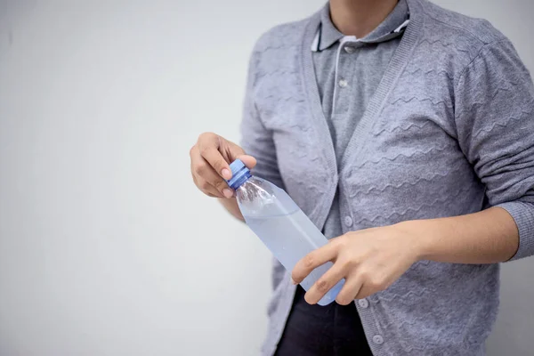 Рука Жінки Відкриває Пляшку Мінеральною Водою — стокове фото
