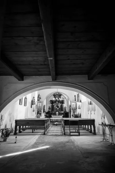 Interior de la iglesia en Nicov, la iglesia románica más alta ubicada en la República Checa, en blanco y negro — Foto de Stock
