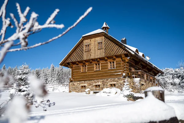 Drewniany domek zimą, Filipova Hut pod śniegiem, Sumava góry — Zdjęcie stockowe