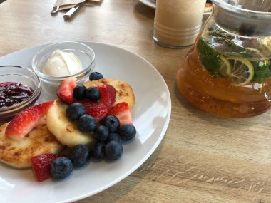 çilek ve çay ile Pancakes
