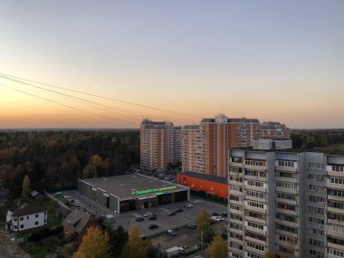 Akşamları apartmanın penceresinden gün batımı manzarası