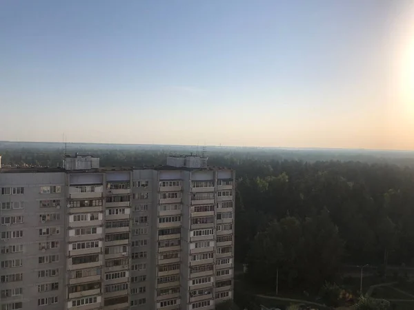 森の中の複数階建ての建物の窓からの眺め 夏ロシア — ストック写真