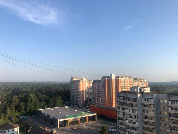 Vista Desde Ventana Edificio Varios Pisos Bosque Verano Rusia —  Fotos de Stock