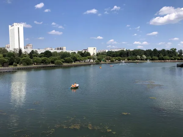 モスクワのゼレノグラードにあるビクトリーパークの大きな池 ロシア — ストック写真