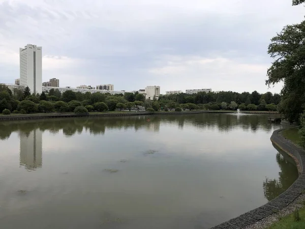大都市の池ゼレノグラード — ストック写真