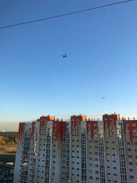 Panorama Hintergrund Mit Fliegendem Flugzeug Blauen Himmel — Stockfoto