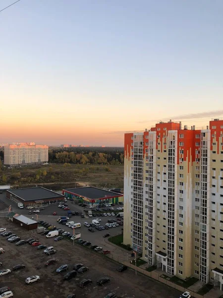 Výhled Západ Slunce Večerních Hodinách Okna Bytu — Stock fotografie