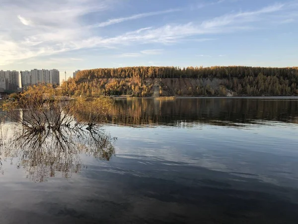 俄罗斯湖畔高山上的秋林景观 — 图库照片