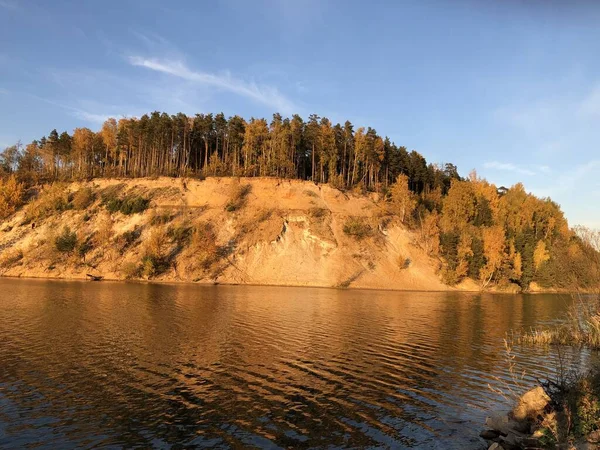 Dzerzhinsky湖畔的秋天森林 阳光灿烂的夜晚 — 图库照片