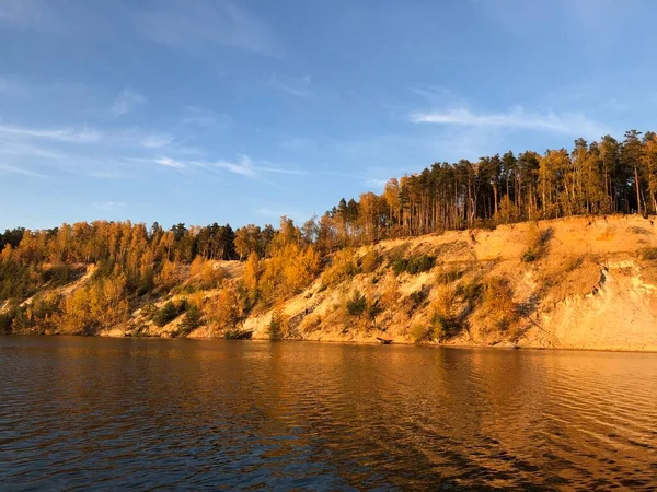 Вид Осінній Ліс Гори Біля Озера Росія — стокове фото