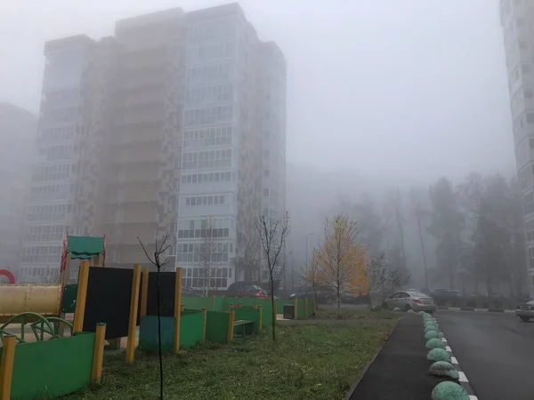 Nevoeiro Matutino Pesado Evaporação Cidade Com Edifícios Altos — Fotografia de Stock