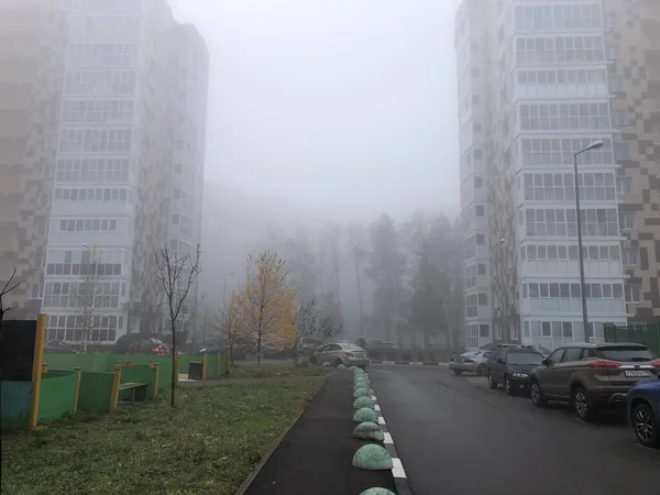 高層ビルのある街の濃い朝霧と蒸発 — ストック写真