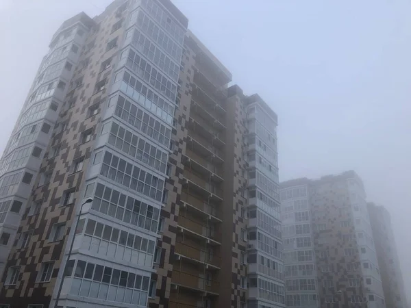 高層ビルのある街の濃い朝霧と蒸発 — ストック写真