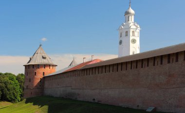 Veliky Novgorod Kremlin 'in kale duvarı ve gözetleme kulesi..