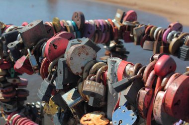 Bağlılık ve aşkın sembolü olarak köprünün parmaklıklarına kilit asma geleneği.