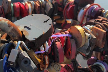 Bağlılık ve aşkın sembolü olarak köprünün parmaklıklarına kilit asma geleneği.