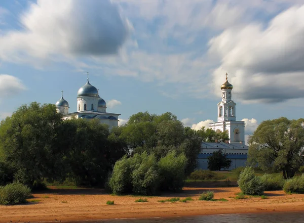 Μια Αρχαία Εκκλησία Δίπλα Στο Ποτάμι Μονή Yuriev — Φωτογραφία Αρχείου
