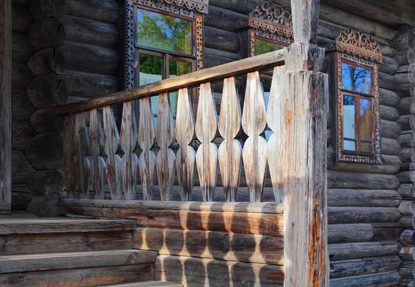 Veranda Starobylého Dřevěného Domu Starých Klád — Stock fotografie