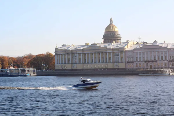 圣彼得堡市的一艘高速巡逻艇沿着涅瓦河快速行驶 — 图库照片